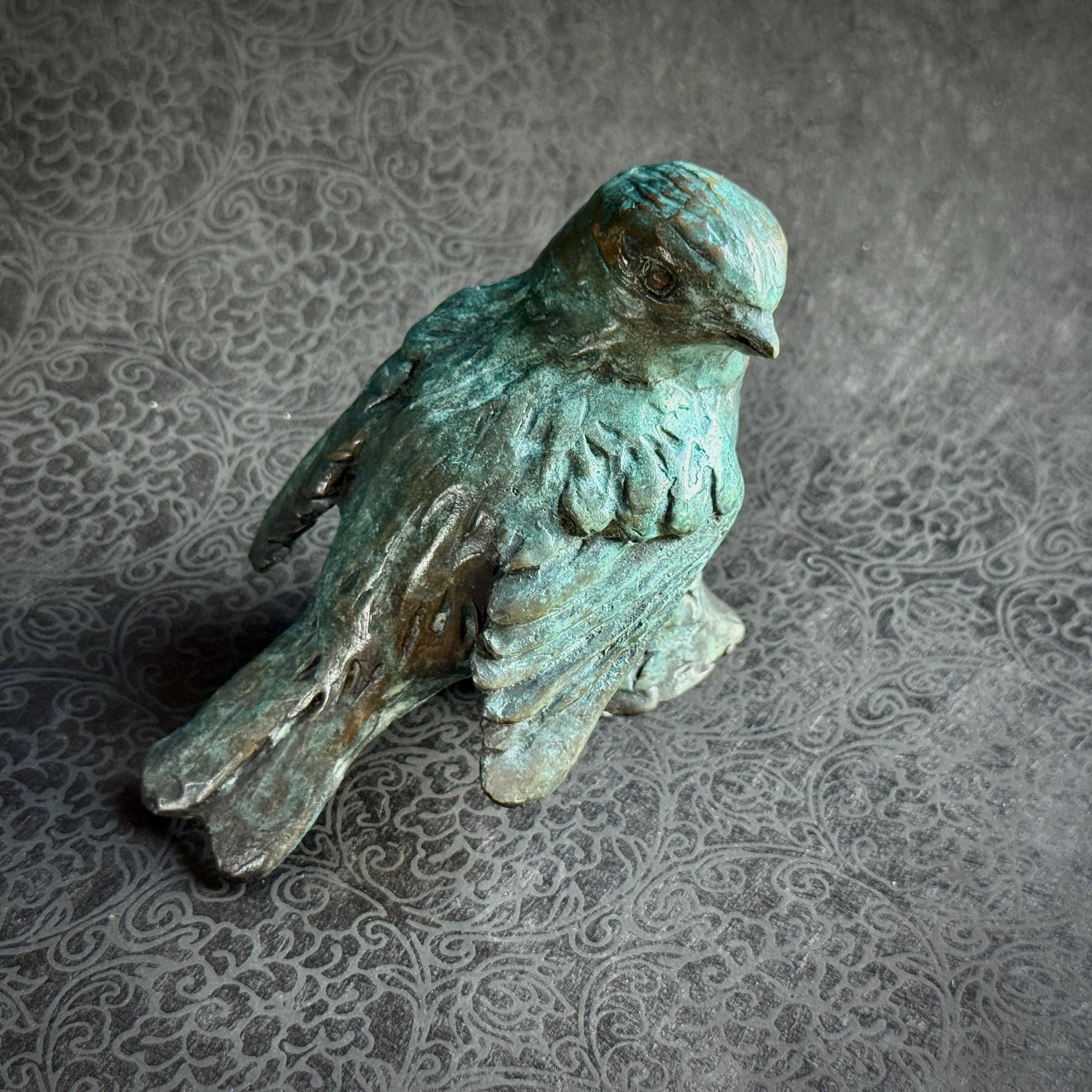 ブロンズ製のチカディー彫刻：小型鳴鳥、鳥愛好家への贈り物、Kindrie