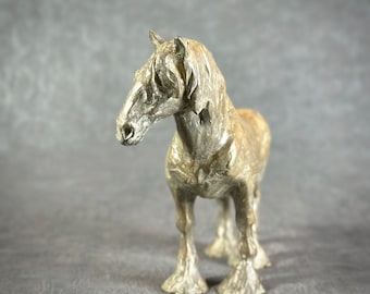 Pequeña escultura de bronce de Clydesdale: "Mini caballo gentil y gigante", obra de Kindrie Grove.