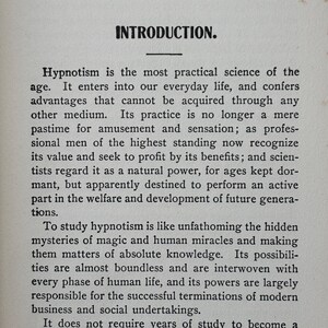 Peut inclure: Une page d'un livre ancien avec le titre "INTRODUCTION". Le texte d&eacute;crit l'hypnotisme, ses avantages et son impact sur la vie quotidienne. La page a un fond cr&egrave;me avec du texte noir.