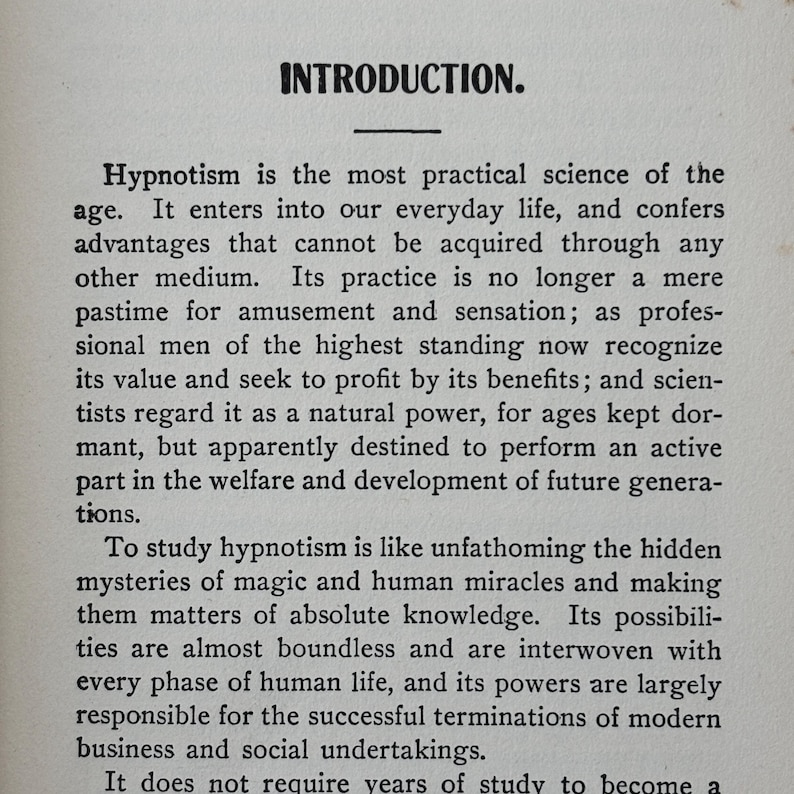 Peut inclure: Une page d'un livre ancien avec le titre "INTRODUCTION". Le texte d&eacute;crit l'hypnotisme, ses avantages et son impact sur la vie quotidienne. La page a un fond cr&egrave;me avec du texte noir.