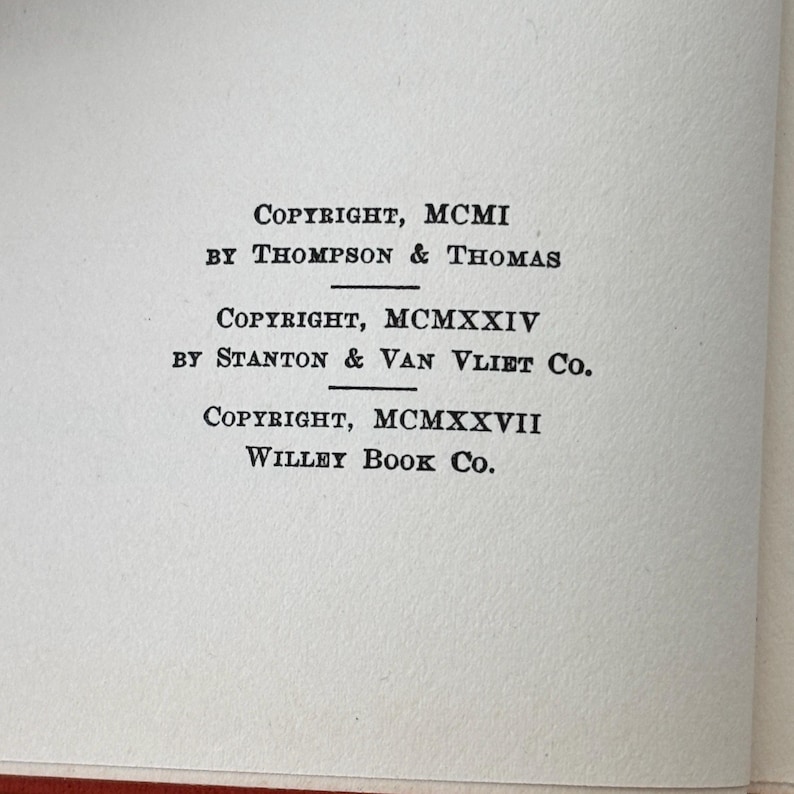 Peut inclure: Gros plan d'une page avec des informations sur le droit d'auteur. Le texte comprend : "COPYRIGHT, MCMI BY THOMPSON & THOMAS", "COPYRIGHT, MCMXXIV BY STANTON & VAN VLIET CO.", et "COPYRIGHT, MCMXXVII WILLEY BOOK Co."