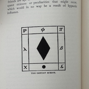 Peut inclure: Illustration en noir et blanc d'un motif g&eacute;om&eacute;trique avec des lettres et symboles grecs. L'&eacute;l&eacute;ment central est un losange noir dans un carr&eacute;, avec le texte "THE GRECIAN MIRROR" en bas.