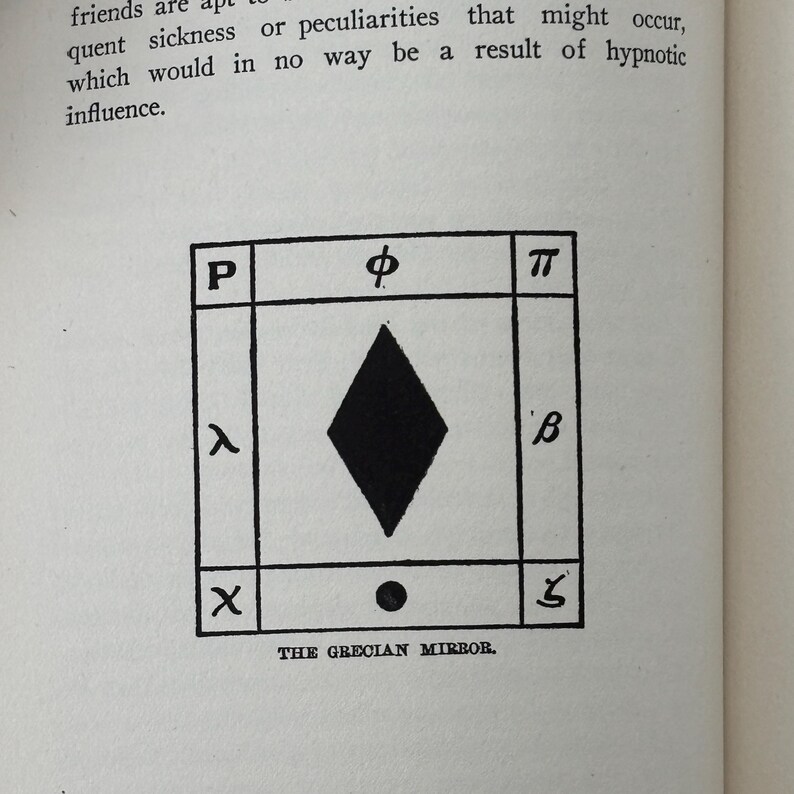 Peut inclure: Illustration en noir et blanc d'un motif g&eacute;om&eacute;trique avec des lettres et symboles grecs. L'&eacute;l&eacute;ment central est un losange noir dans un carr&eacute;, avec le texte "THE GRECIAN MIRROR" en bas.
