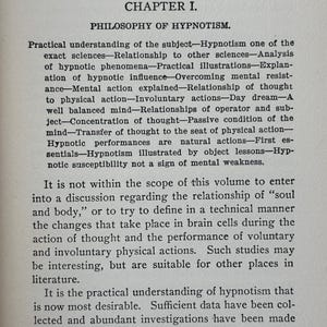 Peut inclure: Une page d'un livre ancien, intitul&eacute;e "CHAPITRE I. PHILOSOPHIE DE L'HYPNOTISME." Le texte traite de l'hypnotisme, de ses relations avec la science, l'action mentale et les actions involontaires. La page est vieillie et de couleur cr&egrave;me.