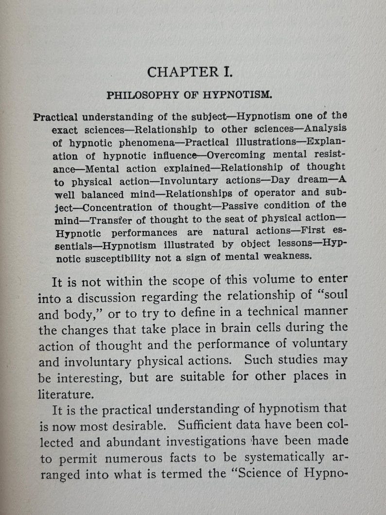Peut inclure: Une page d'un livre ancien, intitul&eacute;e "CHAPITRE I. PHILOSOPHIE DE L'HYPNOTISME." Le texte traite de l'hypnotisme, de ses relations avec la science, l'action mentale et les actions involontaires. La page est vieillie et de couleur cr&egrave;me.