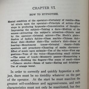 Peut inclure: Une page d'un livre ancien, intitul&eacute;e "Chapitre VI. Comment hypnotiser." Le texte &eacute;num&egrave;re divers &eacute;l&eacute;ments li&eacute;s &agrave; l'hypnose, tels que les &eacute;tats mentaux, les actions et les objets. La page est vieillie, avec des signes d'usure visibles.