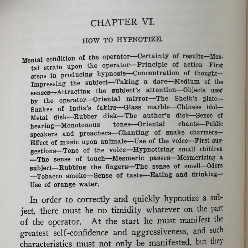 Peut inclure: Une page d'un livre ancien, intitul&eacute;e "Chapitre VI. Comment hypnotiser." Le texte &eacute;num&egrave;re divers &eacute;l&eacute;ments li&eacute;s &agrave; l'hypnose, tels que les &eacute;tats mentaux, les actions et les objets. La page est vieillie, avec des signes d'usure visibles.