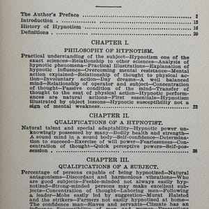 Peut inclure: Page d'un livre ancien avec une table des mati&egrave;res. Le texte pr&eacute;sente des chapitres sur la "Philosophie de l'Hypnotisme" et les "Qualifications d'un Hypnotiseur". La page utilise une police et une mise en page classiques.