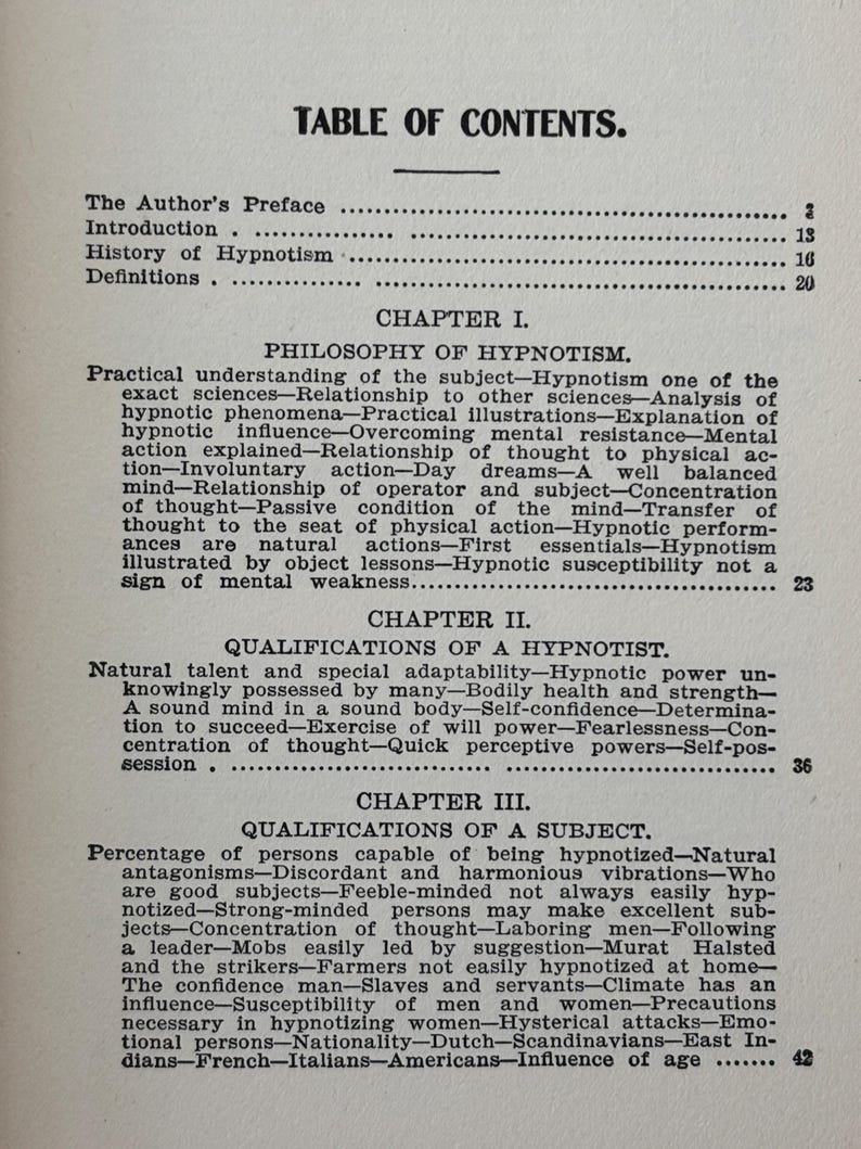 Peut inclure: Page d'un livre ancien avec une table des mati&egrave;res. Le texte pr&eacute;sente des chapitres sur la "Philosophie de l'Hypnotisme" et les "Qualifications d'un Hypnotiseur". La page utilise une police et une mise en page classiques.