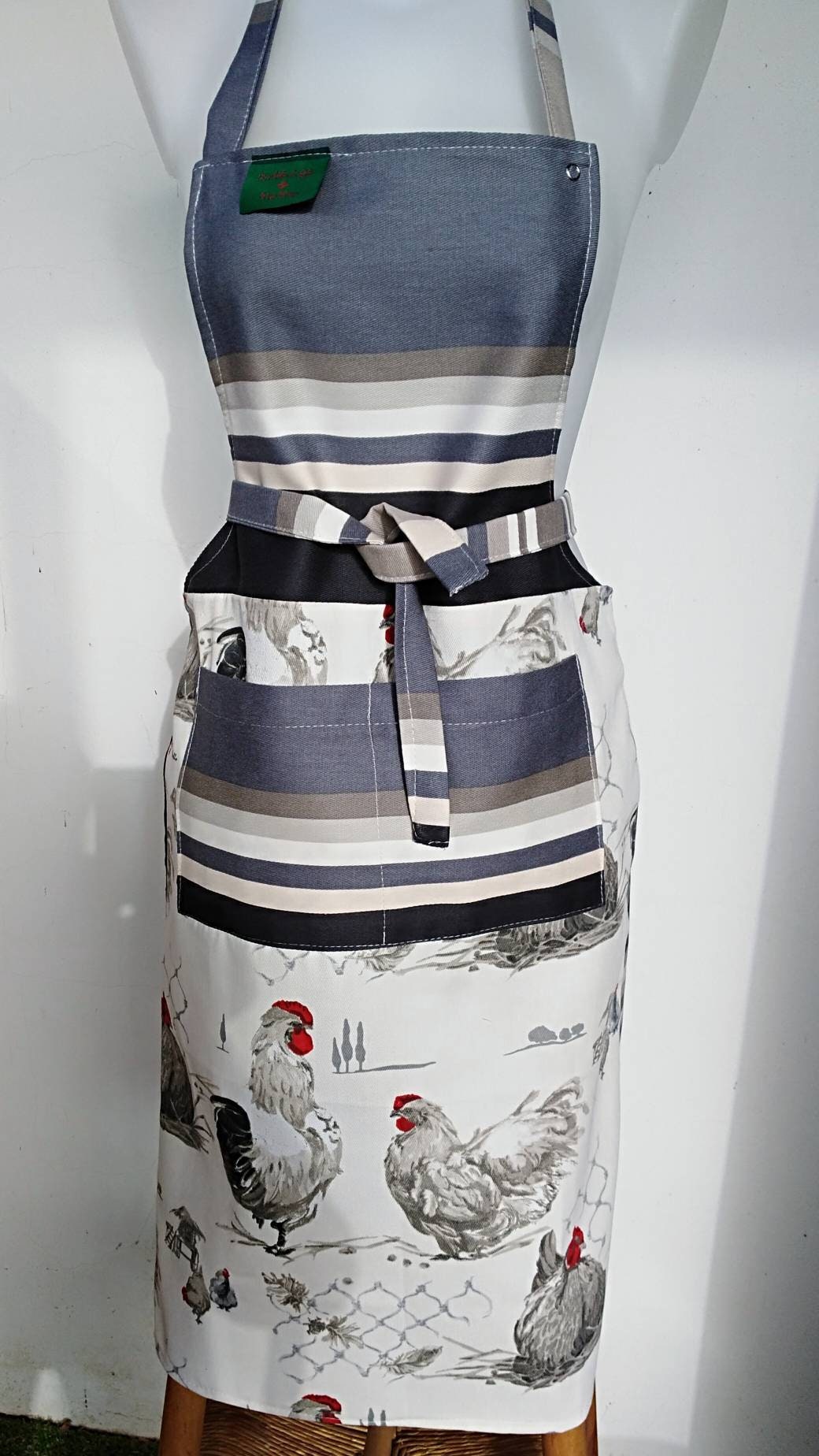 Beau Tablier de Cuisine Du Pays Basque en Coton . Tour Cou Réglable .