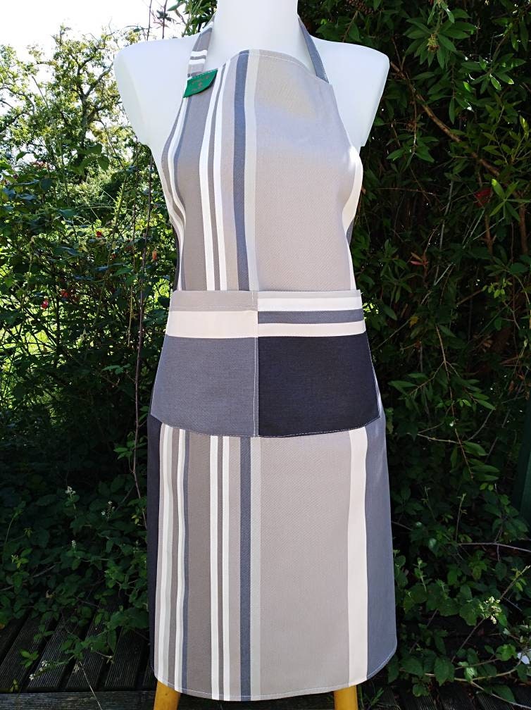 Beau Tablier de Cuisine Du Pays Basque en Coton . Tour Cou Réglable .