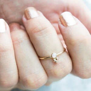 Anillo de ópalo delicado, anillo lleno de oro de 14k, anillo de apilamiento delicado, anillo de apilamiento de ópalo, anillo de ópalo de oro, anillo de piedra de nacimiento de octubre, regalos para ella