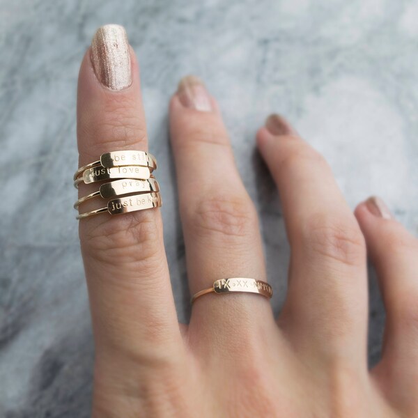 Anillo de barra personalizado, anillo de nombre delicado, anillos de apilamiento, anillo personalizado, anillo grabado, anillo de números romanos, anillo de fecha, regalos para ella