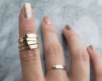 Personalisierter Bar Ring, Namen Ring, Stapel Ringe, Benutzerdefinierte Ring, Ring mit Gravur, Ring mit römischen Ziffern, Datum Ring, Geschenke für sie