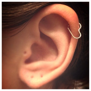Boucle d’oreille Sterling Silver Heart Tragus, Boucle d’oreille cartilage, Cerceau Tragus, Cerceau cartilage coeur, Piercing Rook, Tragus, Vente Black Friday