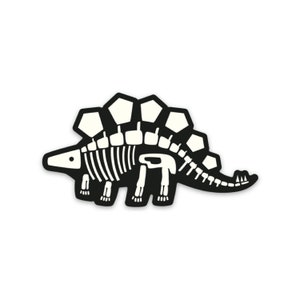 K&ouml;nnte beinhalten: Schwarz-wei&szlig;-Illustration eines Stegosaurus-Skeletts. Der Dinosaurier hat einen stacheligen R&uuml;cken und einen langen Schwanz.