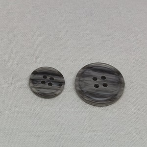 グレーボタン、木目調テクスチャ、4穴、15 mm ～ 28 mm、10個パック(B134)