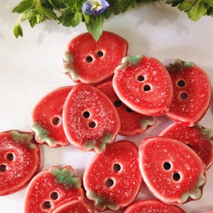 ストロベリーセラミックボタン、16 x 20 mm、2個または6個パック（B1744）