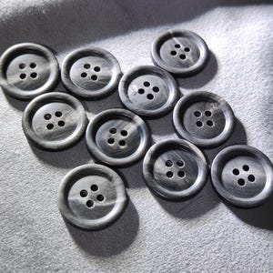 グレーとブラックのリアルホーンスーツボタン、15 mm、18 mm、20 mm、23 mm、25 mm、6個パック(B1940) 画像 1