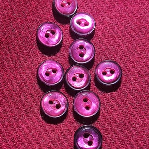 Knappar i svart och fuchsia rosa, plast, 2 hål, 11,5 mm/0,45", 10-pack (B1899)