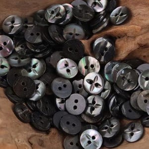 Black Pearl Shell Buttons with a Four-Petal Carved Design, 11.5mm/0.45“, Pack of 10(B1402)