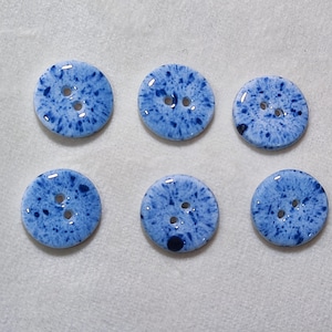 Saphirblaue Keramikknöpfe, Ton variiert von Charge zu Größe, 14 mm, 2er oder 6er Pack (B1745)