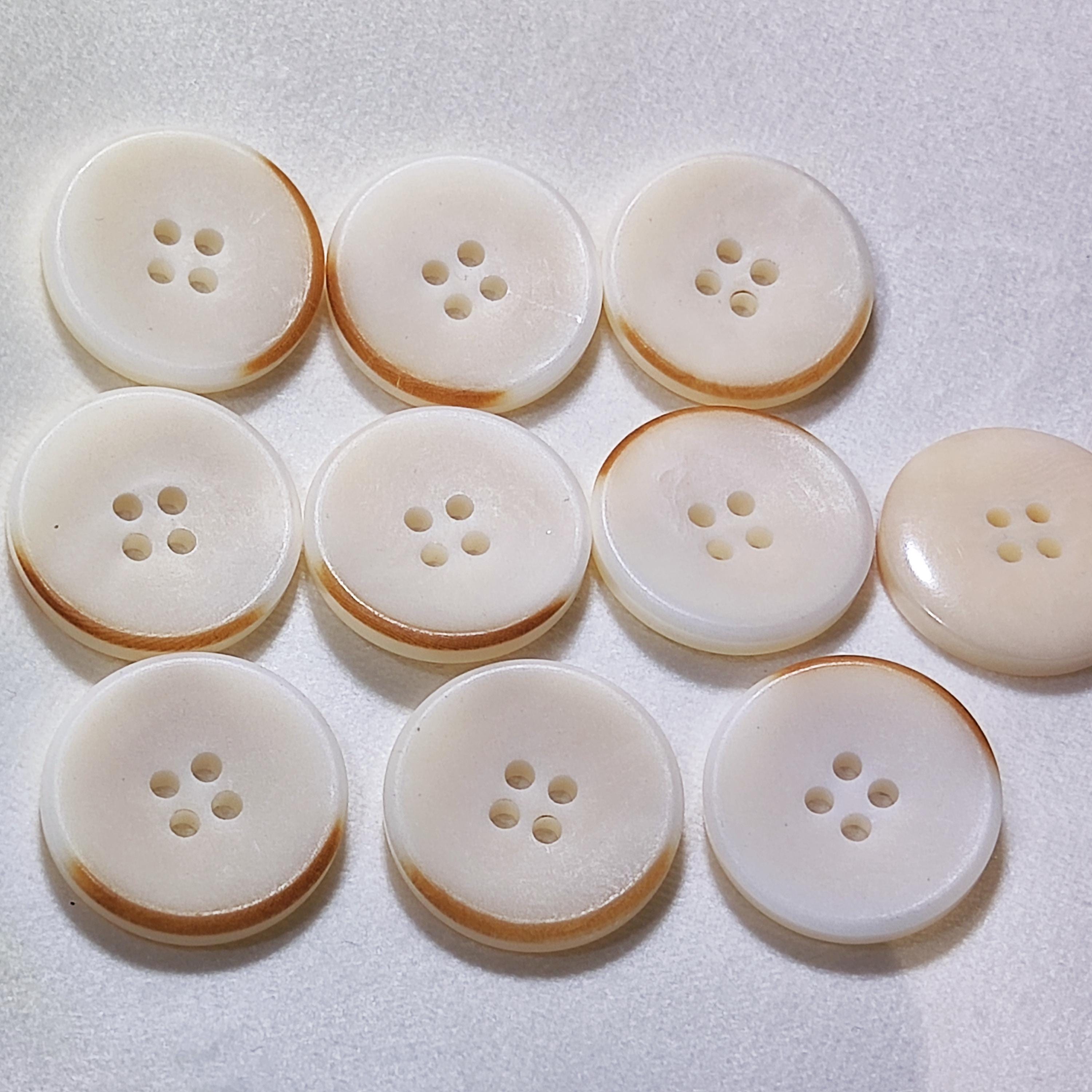 アイボリーコロゾボタン（焦がしキャラメルエッジ）、4穴、15mm、17.5