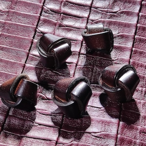 Mörkbruna knappar i konstläder med knut, lätt rödbruna, naturlädervariant, 23 mm/0,91", metallskaft, 5-pack (B1587)