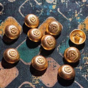 Botones de estilo vintage en tono dorado, con diseño floral decorativo en forma de cúpula, de metal, 18 mm o 23 mm, paquete de 10 (B1549)