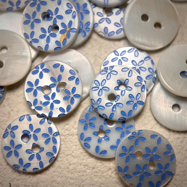 Boutons floraux bleus, nacre blanche, 15 mm / 0,59 po., 2 trous, lot de 10(B2136)