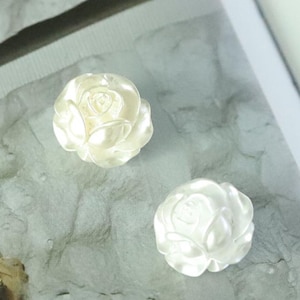 Bottoni in plastica a forma di rosa con gambo in metallo, tono bianco o avorio, 20 mm/0,79&quot;, confezione da 10 (B1439)