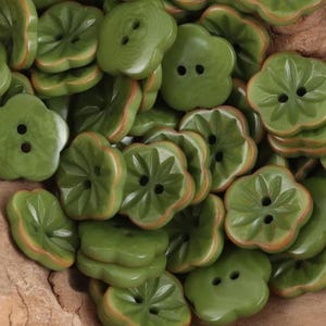天然コロゾクローバーボタン、オリーブグリーン、艶消し縁、11.5 mm、12.5 mm、15 mm、18 mm、または 20 mm、10個パック(B1343)