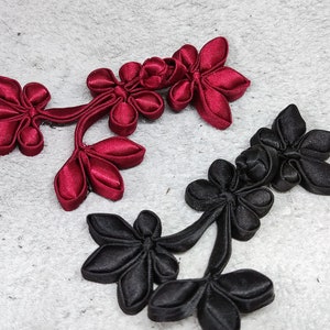 Bottoni cinesi a forma di rana, motivo a fiore di prugna, rosso vino o nero, 2 set (B588)