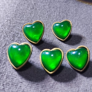 ジュエルグリーンボタン ハート型 ゴールドメタルシャンクバック 15 mm または 22.5 mm 5個パック(B1245)