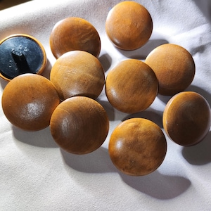 Può includere: Un set di tre tazze in ceramica con finitura opaca e macchiettata. Le tazze sono nei toni del crema, grigio chiaro e grigio scuro. Ogni tazza ha un design semplice e minimalista, perfetto per caffè o tè.