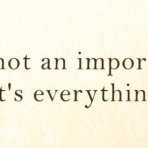 Puede incluir: Una imagen en blanco y negro con el texto "Family is not an important thing. It's everything."