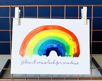 Carte postale aquarelle arc-en-ciel : une note joyeuse en pensant à vous