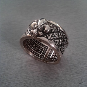 Anillo de banda con flor de lis en plata de ley 925