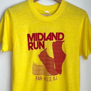 Camiseta vintage Midland Run de los años 70, Far Hills, NJ, amarilla, con costuras simples, fina y suave, 50/50, con gráfico retro de atletismo.