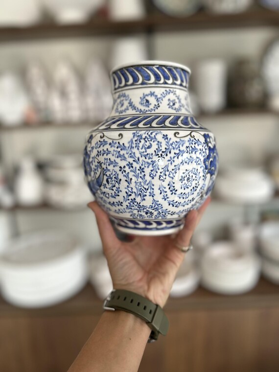 蓮の花デザイン 陶器花瓶 ハンドメイド陶器花瓶 – 蓮の花と金角模様 18 cm | 手描き陶器花瓶