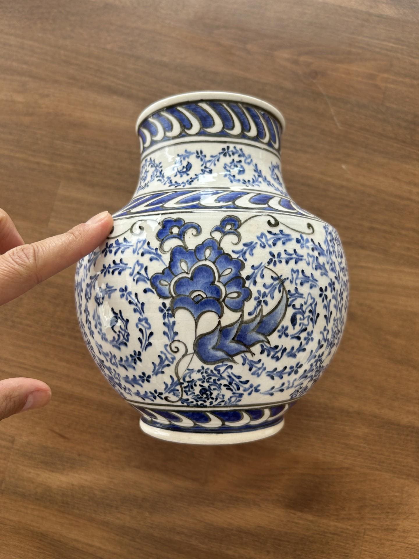 ハンドメイド陶器花瓶 – 蓮の花と金角模様 18 cm | 手描き陶器花瓶