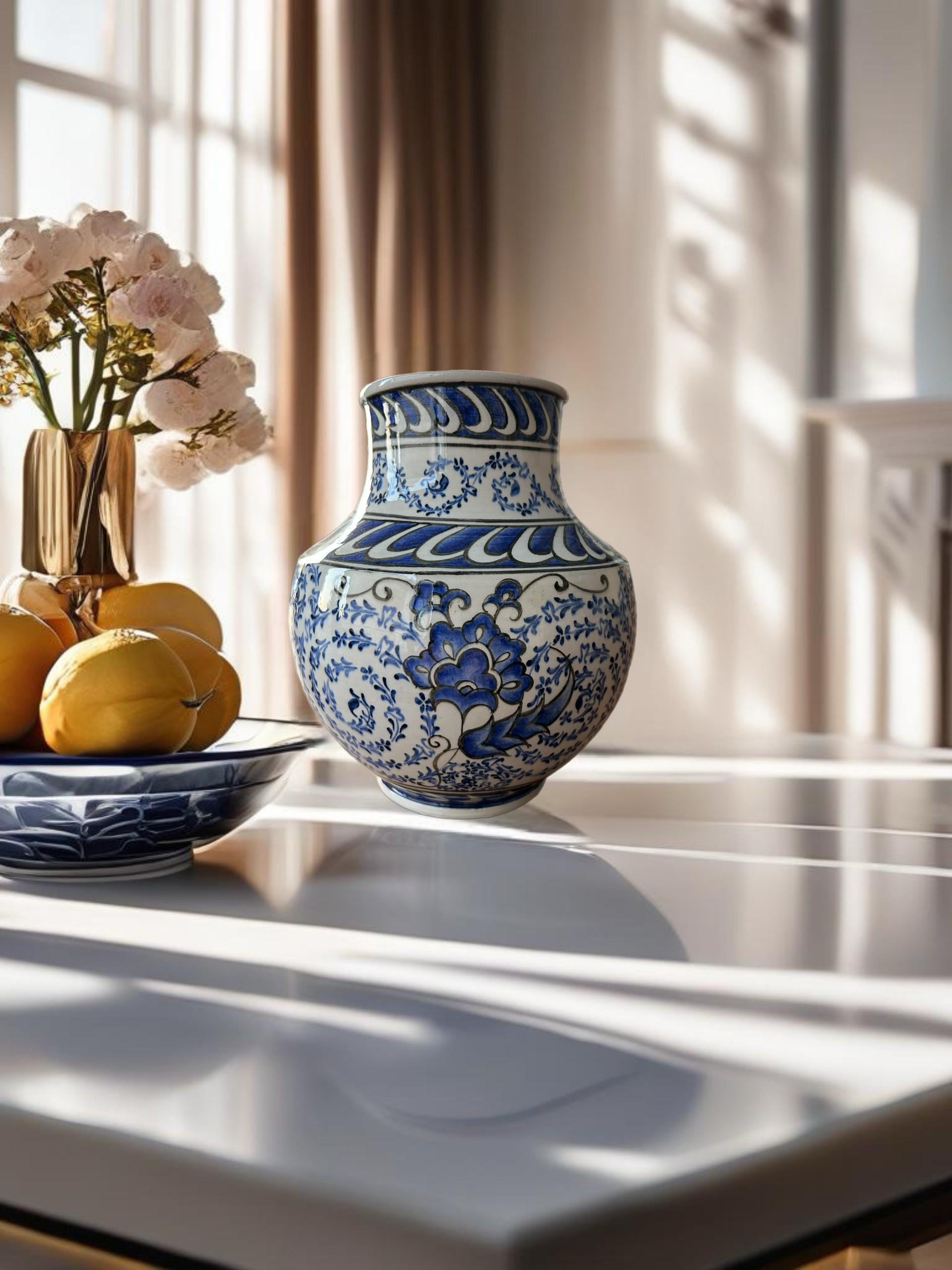 蓮の花デザイン 陶器花瓶 ハンドメイド陶器花瓶 – 蓮の花と金角模様 18 cm | 手描き陶器花瓶