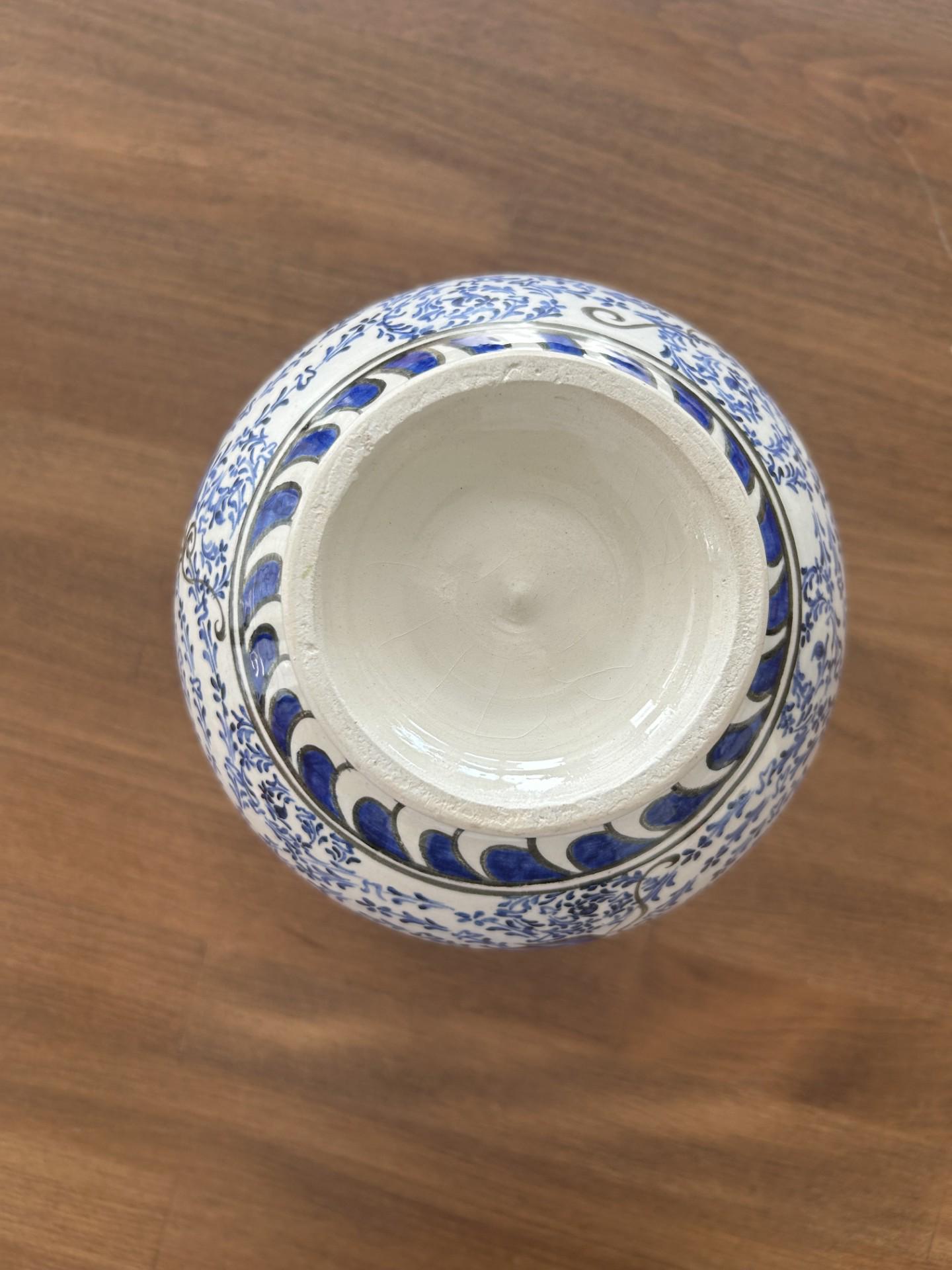 ハンドメイド陶器花瓶 – 蓮の花と金角模様 18 cm | 手描き陶器花瓶