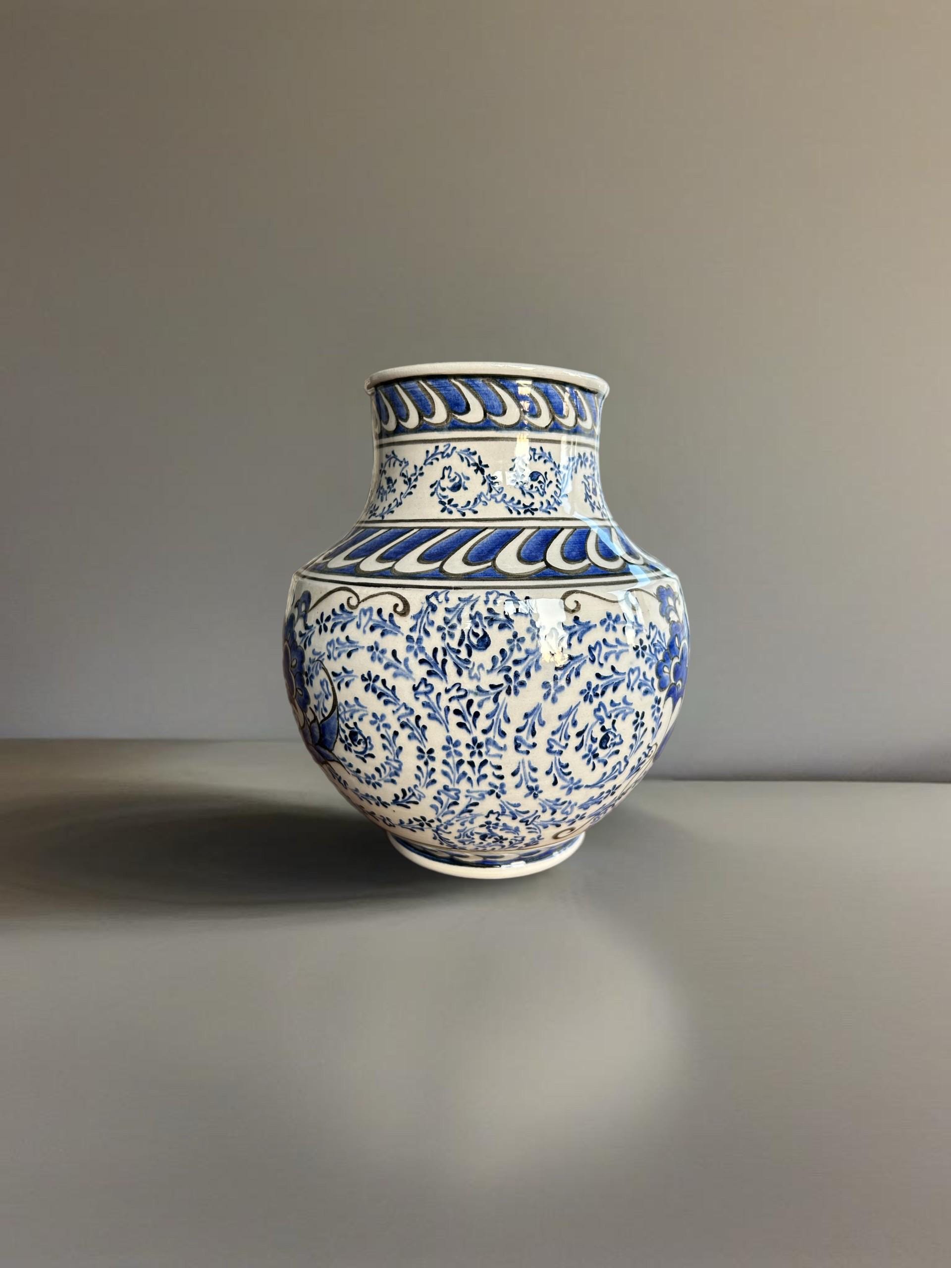 蓮の花デザイン 陶器花瓶 ハンドメイド陶器花瓶 – 蓮の花と金角模様 18 cm | 手描き陶器花瓶