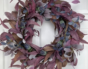 Corona de otoño para puerta de entrada, hojas moradas, oreja de cordero y cynara.