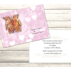 Puede incluir: Invitación a una ducha nupcial rosa con un diseño decorativo de dos manos con henna. La invitación incluye los nombres de la novia y el novio, la fecha, la hora, la ubicación y la información de RSVP.