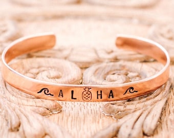 Pulsera de metal estampado de Aloha, pulsera de Hawái, hecha en Hawái, joyería de Hawái, chica de la isla, pulsera de aloha, pulsera de onda aloha, maui