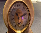A bakelite art deco desk clock