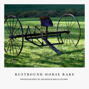 Fotografía de rastrillo de caballo antiguo, arte mural rústico de maquinaria agrícola, decoración campestre de los Apalaches, foto de herramienta de campo antigua, estilo rural estadounidense.