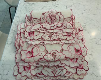 Camino de mesa de lino vintage: borde festoneado en blanco roto y flores rosas